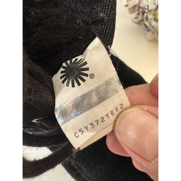 UGG Neumel 2 Black Ankle Chukka Shearling Lined Boots 1017320K Big Kids Size 4 - Picture 12 of 13